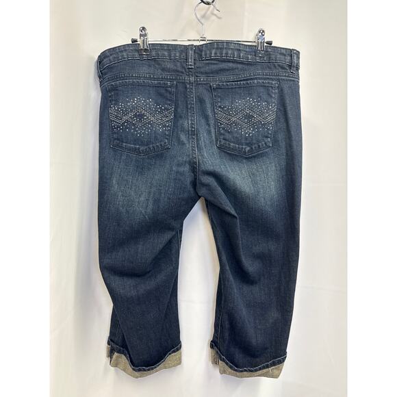 Apt. Bedazzled Capris size 14
Rise-9
Waist-18
Inseam-18 - Picture 3 of 5